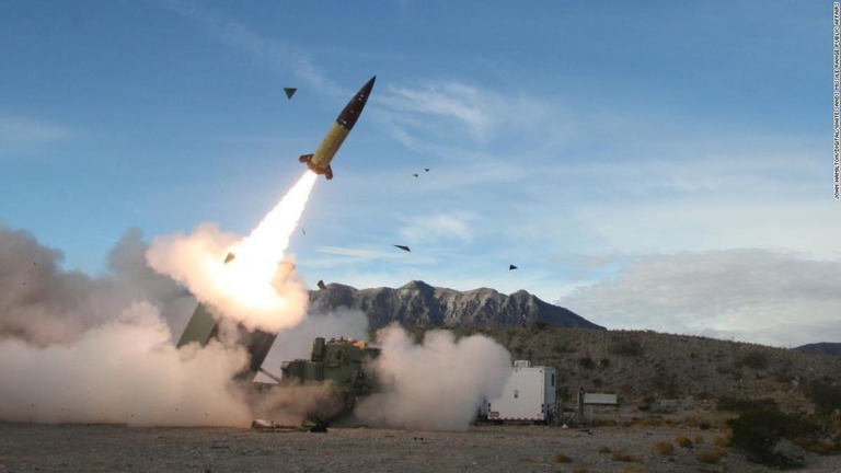 試験発射された長距離ミサイル「ＡＴＡＣＭＳ」＝２１年１２月１４日、米ニューメキシコ州/John Hamilton/US Army